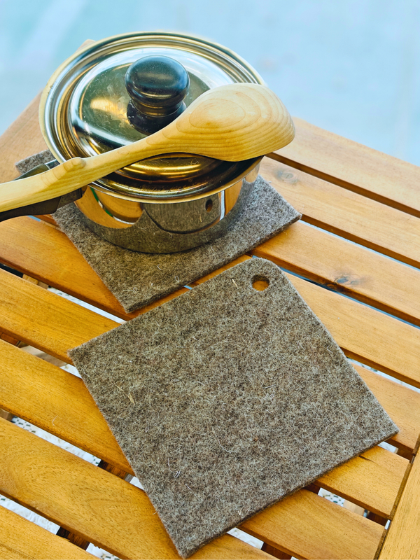 Paksu lampaanvillainen huopa erist&auml;&auml; hyvin kuumaa, ja kahden kappaleen setti tekee k&auml;yt&ouml;st&auml; sujuvaa. Ripustusrei&auml;n ansiosta pannunaluset on helppo s&auml;ilytt&auml;&auml; ja pit&auml;&auml; k&auml;den ulottuvilla.